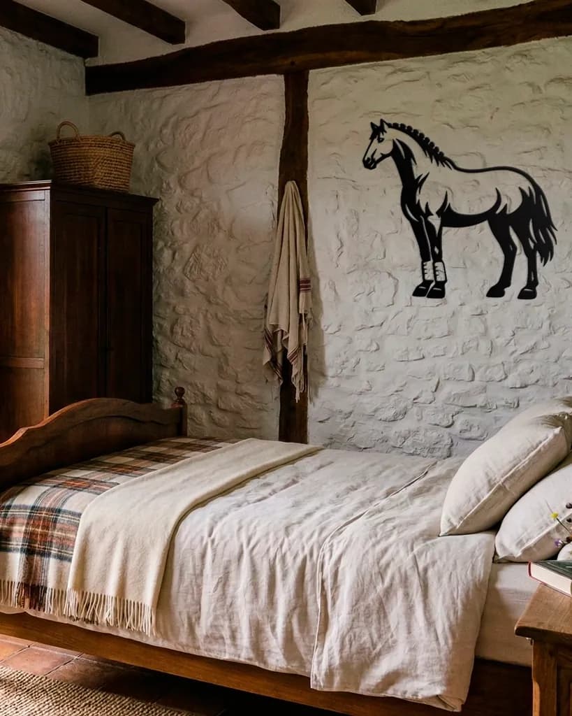 El caballo impreso en 3D sobre la pared encalada de un dormitorio rústico