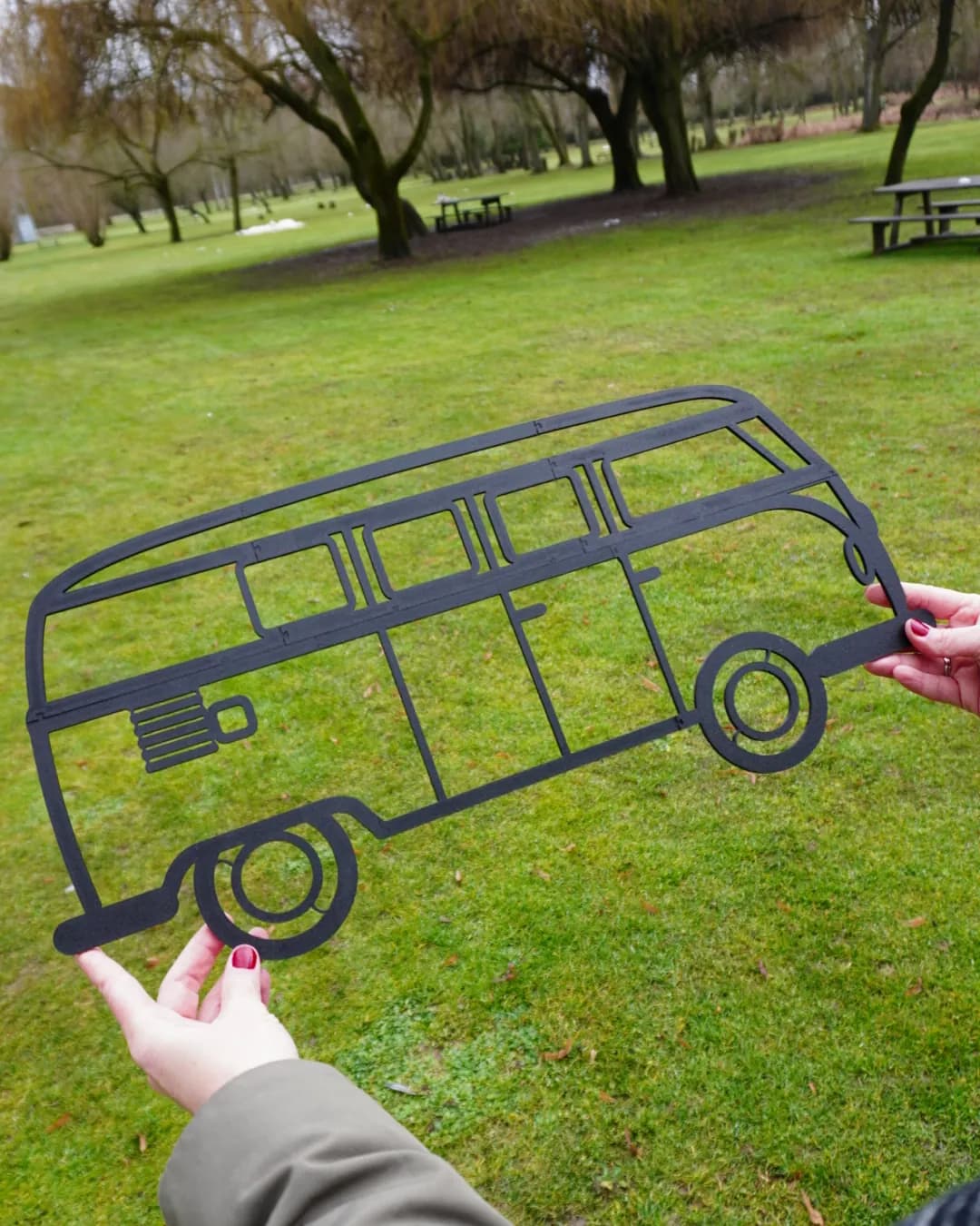 La furgoneta camper ya montada, sostenida en un parque