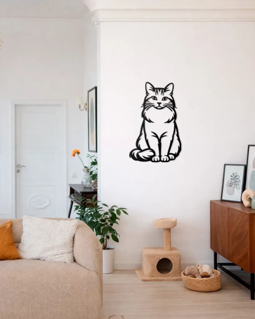 El gato colgado en la pared de un salón, junto al sofá