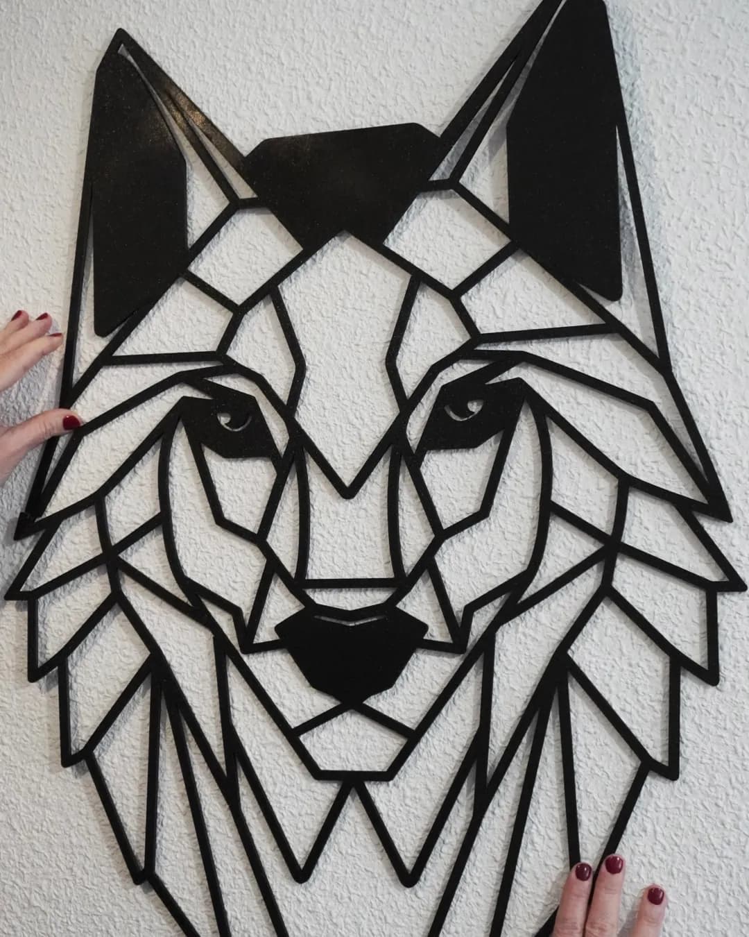 El lobo geométrico colgado en la pared, foto real de la pieza montada