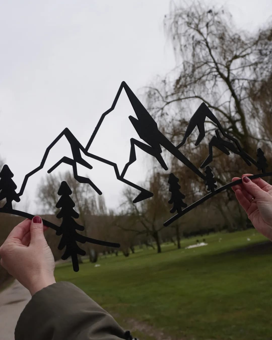 Las montañas montadas, sostenidas a contraluz en un parque