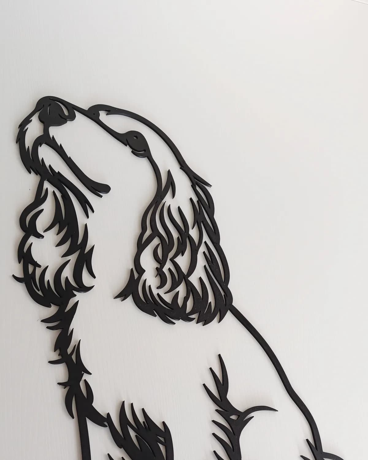 El cocker colgado en la pared: se aprecia el relieve de las orejas impresas en 3D