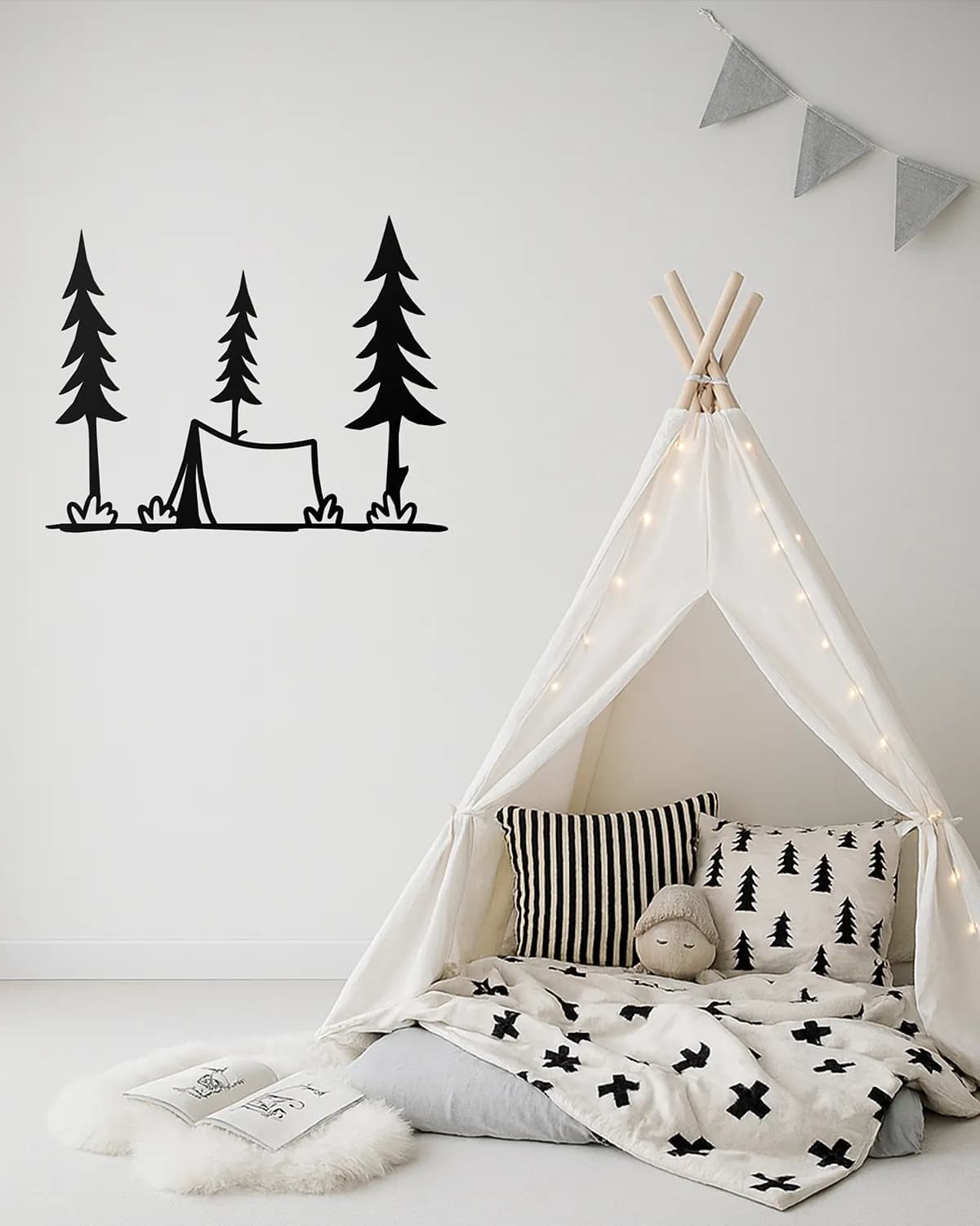 La tienda de campaña y los pinos en la pared de una habitación infantil