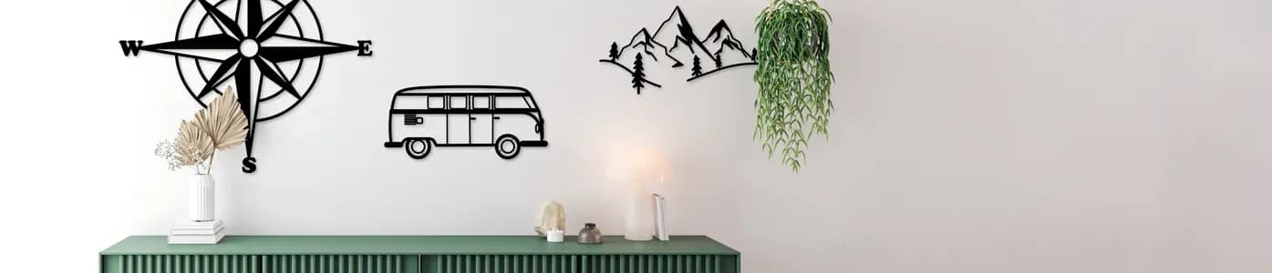 Salón decorado con siluetas de Encaja3D: rosa de los vientos, furgoneta camper y montañas