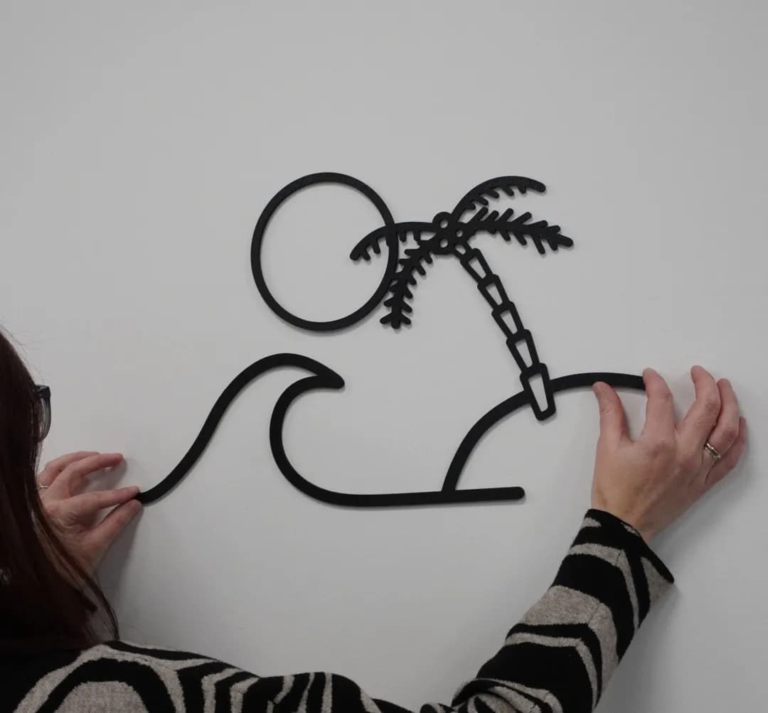 Montando una silueta de playa con palmera de Encaja3D en la pared