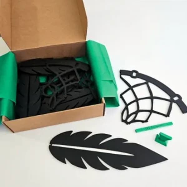 Caja de Encaja3D con las piezas y la herramienta DES-Encaja